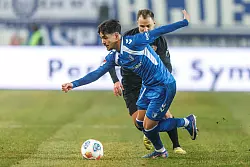 Jakob Lemmer (Dynamo Dresden) k&auml;mpft gegen Laurin Ulrich (1. FC Magdeburg) um den Ball. - &copy; Andreas Gora/dpa