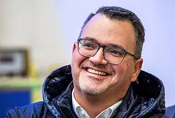 Werft-Chef Oliver Burkhard lässt sich nicht in die Karten schauen. (Archivbild) - © Jens Büttner/dpa