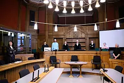 Der Mordprozess gegen eine 37-Jährigen beginnt nach dem grausamen Tod der Partnerin und gemeinsamen Töchtern. - © Bernd von Jutrczenka/dpa