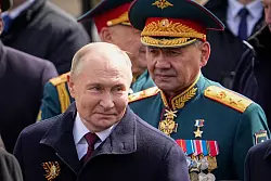 Der russische Pr&auml;sident Wladimir Putin (l) und der russische Verteidigungsminister Sergej Schoigu (r) verlassen den Roten Platz nach der Milit&auml;rparade zum Tag des Sieges. - &copy; Alexander Zemlianichenko/AP/dpa