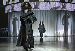 Die Kollektion hat eine 80er-Jahre-Anmutung. - © Jens Kalaene/dpa