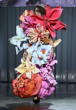 Kilian Kerners Show setzt durchaus auch auf Prunk und Glitzer. - © Jens Kalaene/dpa