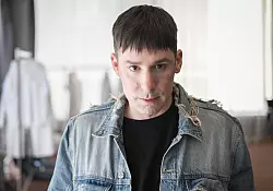 Kilian Kerner widmet seine jüngste Kollektion dem Thema Zwangsadoptionen in der DDR. - © Jens Kalaene/dpa