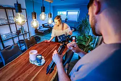 Der Freund der Influencerin filmt sie beim Putzen. - © Christoph Reichwein/dpa