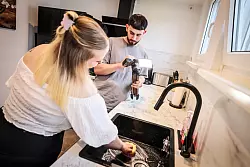 Auch in der Küche werden Putzvideos gedreht. - © Christoph Reichwein/dpa