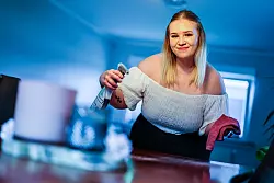 Das Putzen war ihre Leidenschaft, jetzt ist es auch Lea de Bruijns Beruf. - © Christoph Reichwein/dpa