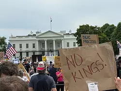 Demonstranten vor dem Weißen Haus protestieren gegen Trump - © Thomas Müller/dpa