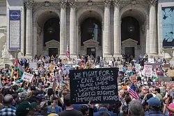 Landesweit gab es Proteste gegen die Regierung Trump - © Bryan Smith/ZUMA Press Wire/dpa