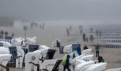 Einen Strandurlaub stellen sich Spanier entschieden anders vor. (Archivbild) - &copy; Bernd W&uuml;stneck/dpa