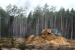 Um den Einsatz zu erleichtern, haben die Helfer nach Angaben der US-Streitkr&auml;fte das sumpfige Areal um den georteten Standort des Fahrzeugs trockengelegt. - &copy; Mindaugas Kulbis/AP/dpa