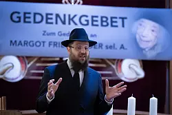 Rabbiner Yehuda Teichtal spricht in der Zentralen Synagoge der Jüdischen Gemeinde Chabad Berlin ein Gedenkgebet für Margot Friedländer. - © Soeren Stache/dpa