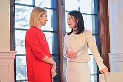 Demonstrative Solidarität mit Kanada: Außenministerin Annalena Baerbock (Grüne) und die EU-Außenbeauftragte Kaja Kallas (l) zeigen sich beim Treffen der G7-Außenministerinnen und -Minister in den Landesfarben des von US-Präsident Donald Trump attackierten Landes. - © Sebastian Christoph Gollnow/dpa