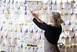 Mit Aktionen wie breit aufgehängten Kassenbons machten Händler bei der Einführung ihren Unmut über die Bonpflicht kund. (Archivbild) - © Sebastian Kahnert/dpa-Zentralbild/dpa