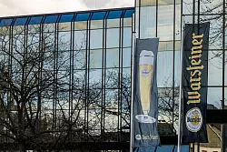 Das Verwaltungsgebäude der Warsteiner Brauerei. - © David Inderlied/dpa