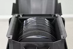 Zwischenprodukte der Halbleiterproduktion, sogenannte Wafer, liegen in einer Box. (Archivbild) - © David Hammersen/dpa