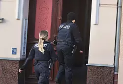 Die Polizei soll auch die Wohnung des tatverdächtigen Ehemanns des Opfers durchsucht haben. - © Bodo Schackow/dpa