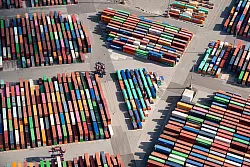 Die USA sind der zweitwichtigste Handelspartner des Hafens Hamburg. Der wichtigste ist China. (Archivbild) - © Daniel Reinhardt/dpa