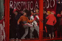 Wütende Fans: Bei der Copa Sudamericana kam es zu Auseinandersetzungen. - © Gustavo Garello/AP/dpa