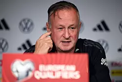 Trainer O\'Neill erinnerte an große Tage des nordirischen Fußballs. - © Federico Gambarini/dpa