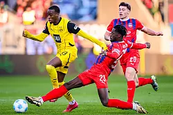 Einer der Dortmunder Aktivposten: Jamie Gittens (l.) im Duell mit Omar Traoré. - © Tom Weller/dpa