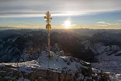 Zum Saisonstart auf der Zugspitze am 28. November soll das Kreuz wieder an seinem Platz auf dem Gipfel sein. - &copy; Peter Kneffel/dpa