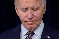 Auch Biden ehrt Carter. - © Susan Walsh/AP/dpa