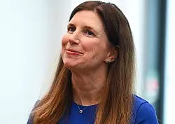 Wehrt sich seit Monaten gegen Begehrlichkeiten der Unicredit: Commerzbank-Chefin Bettina Orlopp. (Archivbild) - &copy; Arne Dedert/dpa