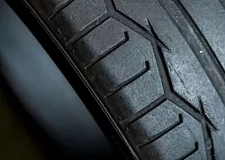 Autoreifen sind eine bedeutsame Quelle f&uuml;r Mikroplastik in der Luft. (Symbolbild) - &copy; Hauke-Christian Dittrich/dpa