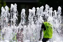 Ein Wasserbrunnen während der Hitzewelle in Belgien. (Archivbild) - © Virginia Mayo/AP/dpa