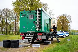 Bei der Suche nach Arian hat das Durchsuchen eines T&uuml;mpels zun&auml;chst keine neuen Erkenntnisse gebracht. In dem T&uuml;mpel waren Taucher im Einsatz. - &copy; Daniel Bockwoldt/dpa