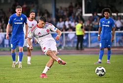 Nürnbergs Angreifer Semit Telalovic trifft gegen seinen Ex-Verein vom Elfmeterpunkt zum 3:2. Doch der Treffer reicht nicht. - © Jan-Philipp Strobel/dpa