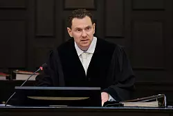 Richter Jörg Burmeister: Der Angeklagte hat Mutter und Großeltern heimtückisch getötet. (Archivbild) - © Elisa Schu/dpa