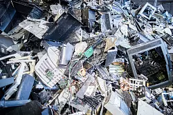 Elektroschrott liegt in einer Halle einer Recyclingfirma. (Archivbild) - &copy; Marcel Kusch/dpa