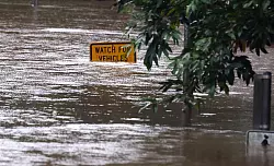 Ganze Straßenzüge standen unter Wasser, Autos versanken bis zur Dachkante in den Fluten. - © Jason O\\\'brien/AAP/dpa