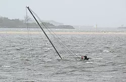 Bis zu neun Meter hoch türmten sich die vom Wirbelsturm aufgepeitschten Wellen. Dabei sank auch diese Jacht. - © Dave Hunt/AAP/dpa