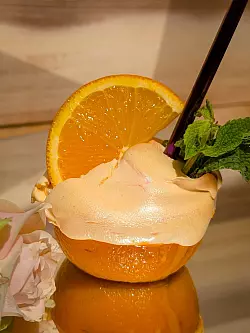 Das Aperol-Eis in der Orangenschale mit flambiertem Baiser sorgt noch für einen zusätzlichen Wow-Effekt. - © Volker Elm/dpa-tmn