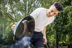 Wichtig beim Grillen von Eis ist, dass der Grill einen Deckel besitzt. - © Christin Klose/dpa-tmn