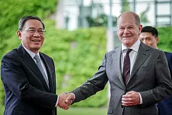 Bundeskanzler Olaf Scholz (r) empf&auml;ngt den chinesischen Ministerpr&auml;sidenten Li Qiang vor dem Bundeskanzleramt. - &copy; Kay Nietfeld/dpa