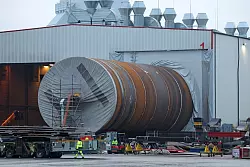 Hohe US-Zölle etwa auf Stahl belasten die Wirtschaft. - © Bernd Wüstneck/dpa