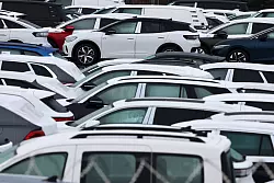 Ein Grund für die Krise: Die Autobranche schwächelt. (Archivbild) - © Bernd Wüstneck/dpa