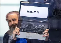 Der Angeklagte Taleb al-Abdulmohsen h&auml;lt zu Prozessbeginn seinen Laptop mit der Aufschrift &bdquo;Sept. 2026&ldquo; hoch. - &copy; Jan Woitas/dpa