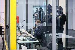 Der Angeklagte Taleb al-Abdulmohsen sitzt mit Handfesseln in dem kugelsicheren Glaskasten im tempor&auml;ren Gerichtsgeb&auml;ude des Landgerichtes Magdeburg. - &copy; Jan Woitas/dpa