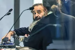 Der Angeklagte Taleb al-Abdulmohsen sitzt zu Prozessbeginn in einem kugelsicheren Glaskasten im Gerichtssaal im tempor&auml;ren Gerichtsgeb&auml;ude des Landgerichtes Magdeburg. - &copy; Jan Woitas/dpa