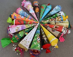 Einschulung mit Zuckert&uuml;ten: 19 Schult&uuml;ten einer 1. Klasse liegen im Jahr 2013 in einer Schule in Kleinmachnow (Brandenburg) bei Berlin im Kreis. Archivbild - &copy; picture alliance / dpa