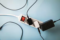 Braucht es wirklich den Stand-by-Modus? Wer elektrische Geräte ganz vom Strom trennt, kann sparen. - © Christin Klose/dpa-tmn