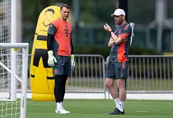 Torwarttrainer Rechner (r) bleibt längerfristig beim FC Bayern. - © Sven Hoppe/dpa