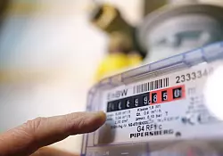 «Wir wollen die Preise so niedrig wie möglich halten», sagt EU-Energiekommissar Dan Jørgensen. - © Bernd Weißbrod/dpa