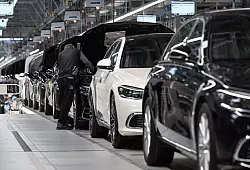 Mercedes-Produktion in Sindelfingen. Gerade im Premiumsegment ist die deutsche Autoindustrie stark. (Archivbild) - &copy; Bernd Wei&szlig;brod/dpa