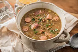 Auch die klassische Frankfurter Linsensuppe mit Frankfurter W&uuml;rstchen kann modern interpretiert werden - mit Speck und Essig und einem Klecks Apfelkompott. - &copy; Christin Klose/dpa-tmn