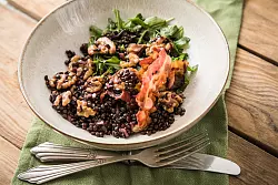 Schwarzen Beluga-Linsen eignen sich perfekt f&uuml;r einen Salat mit Waln&uuml;ssen, Speck, Petersilie, roten Zwiebeln und Rucola. - &copy; Christin Klose/dpa-tmn